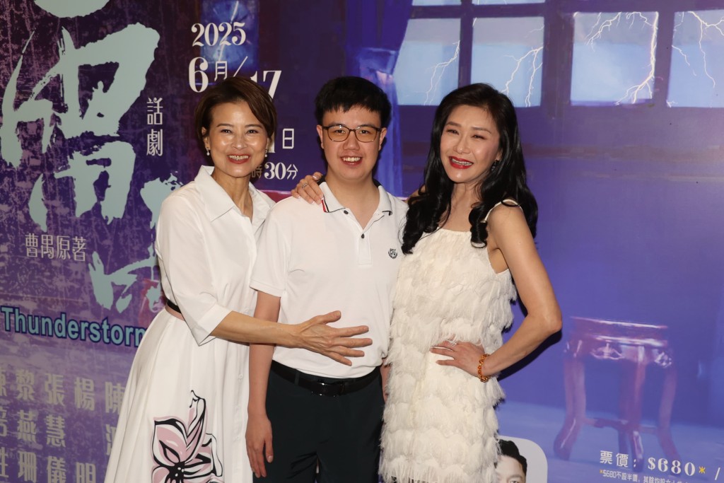 黎燕珊搓搓張慧儀養子Hanson肚仔,畫面有趣。 黎燕珊搓搓張慧儀養子Hanson肚仔,畫面有趣。