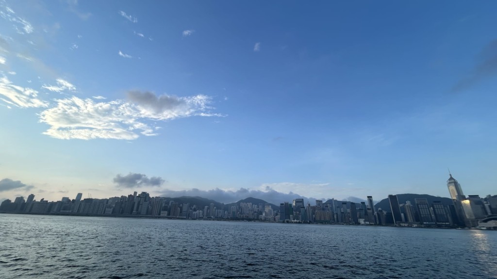 本港地區今日大致多雲,有幾陣驟雨。蔡楚輝攝 本港地區今日大致多雲,有幾陣驟雨。蔡楚輝攝