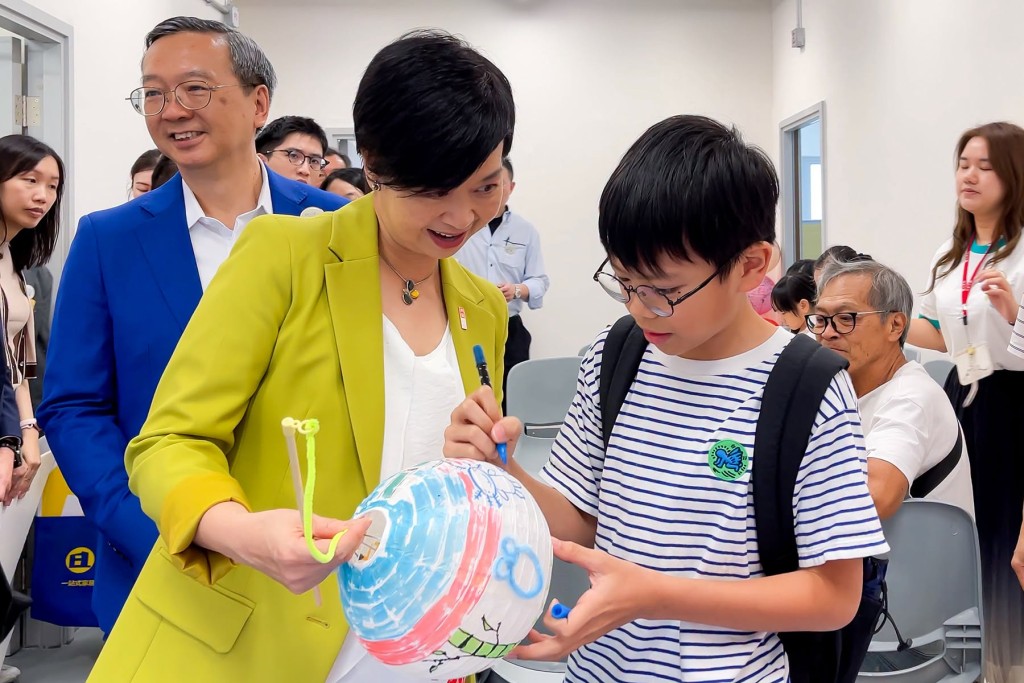 何永賢參加工藝坊,製作燈籠小手工。何永賢FB圖片 何永賢參加工藝坊,製作燈籠小手工。何永賢FB圖片