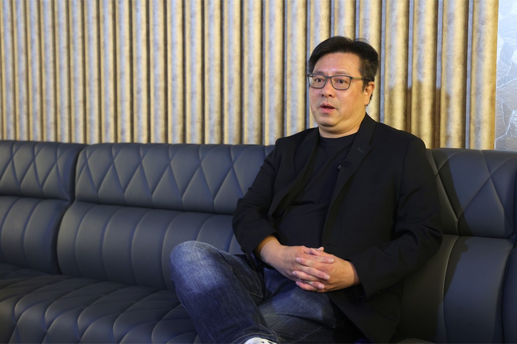 新「大富豪」行政總裁兼股東Edward稱，從沒有高價向媽媽生挖角。（來源：東周刊）