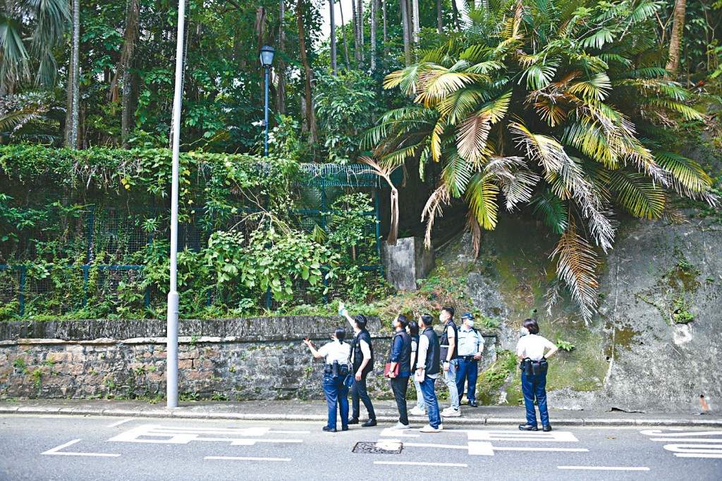 ■「燃燒彈」落在禮賓府斜坡上引起火警，探員到場調查。