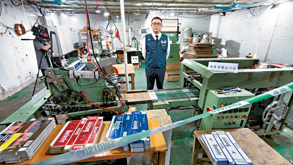 海關稅收罪案調查科監督鄭家禮交代行動成果。