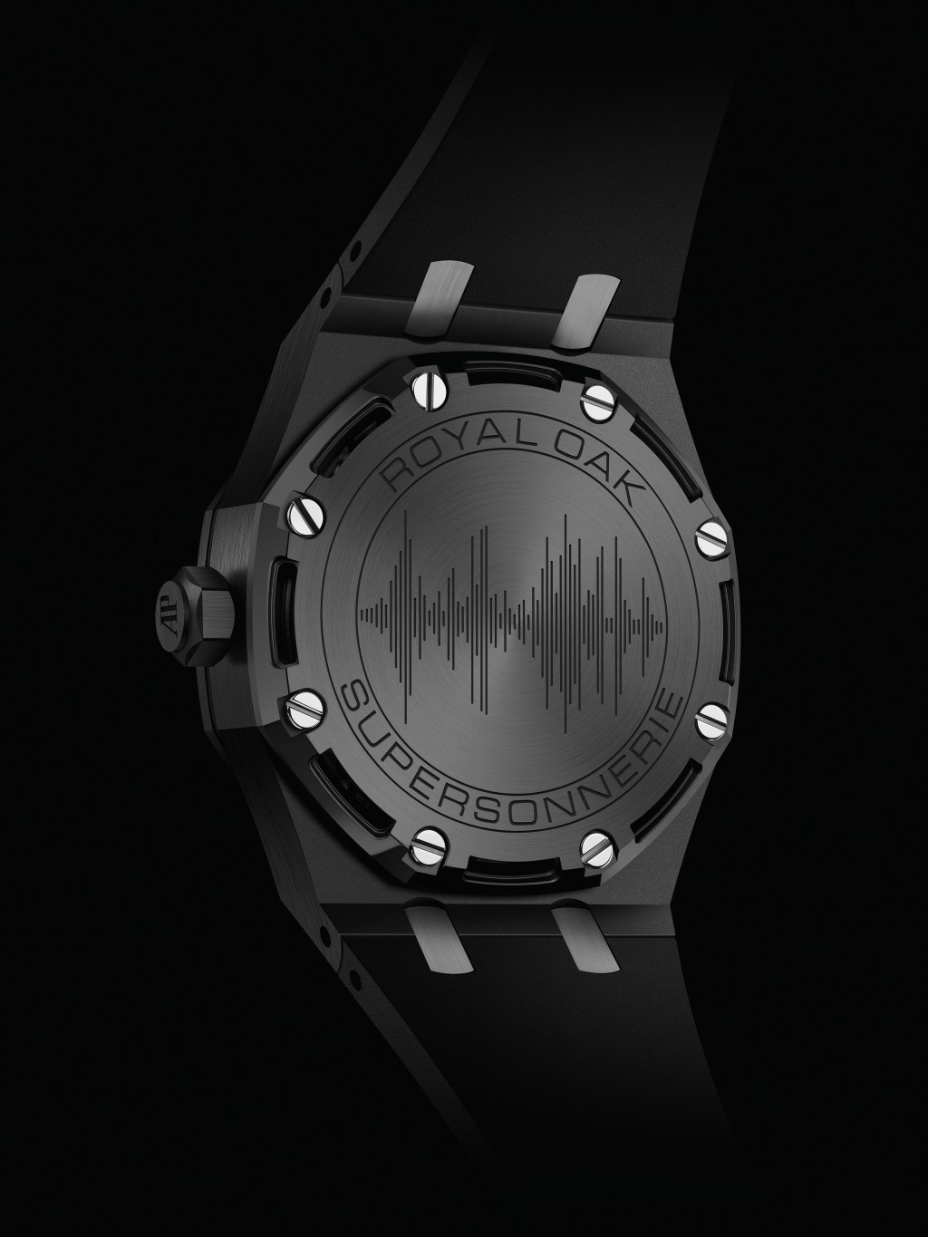 錶殼底蓋亦特別刻上音波圖案作為紀念。
