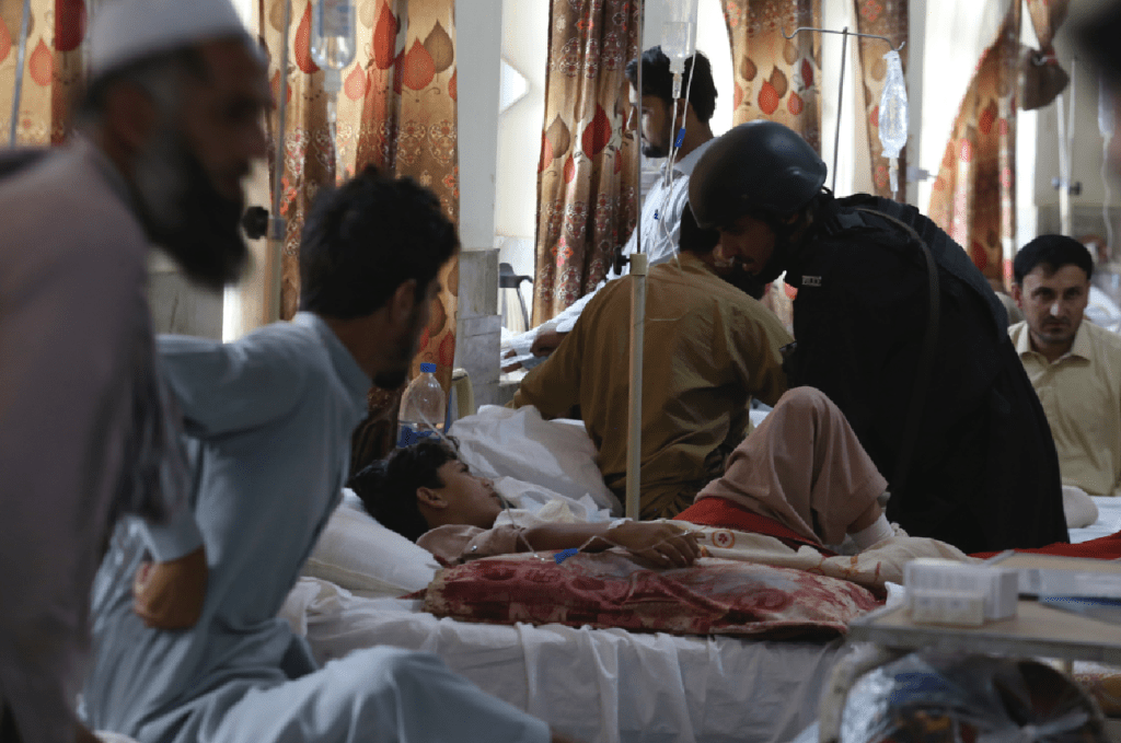 巴基斯坦西北部開伯爾-普什圖省一政黨集會現場昨日（30日）下午發生炸彈爆炸，據法新社報道，死亡人數增至54人，其中23人為孩童。美聯社