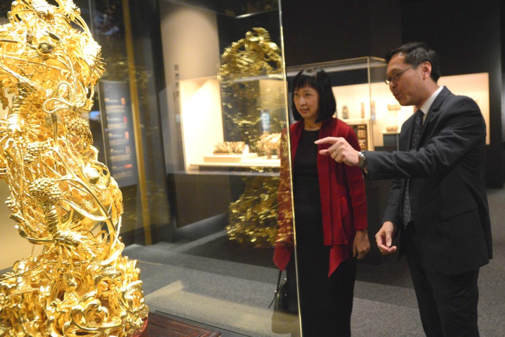 李美嫦(左)表示展示粵港文博機構的合作關係。