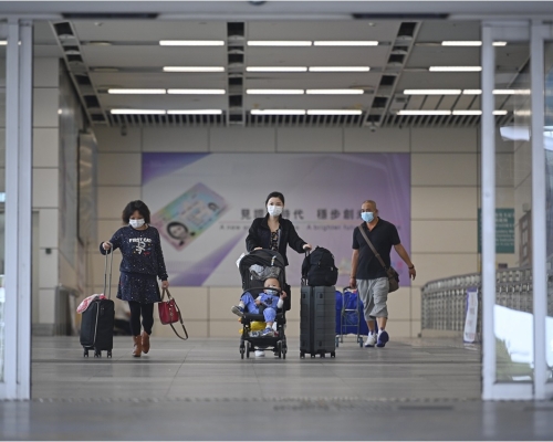 過去14日內曾到訪四川省的陸路抵港人士,明日起將獲發樣本瓶。資料圖片