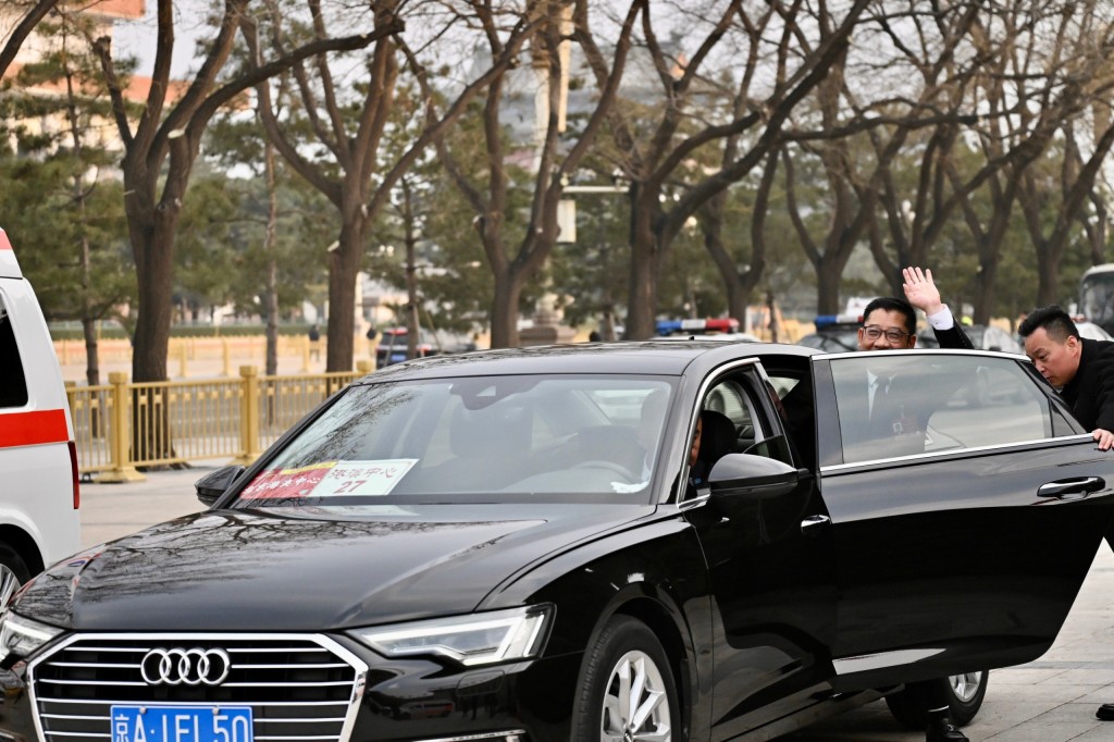 工作人員安排私家專車送他回到駐地。