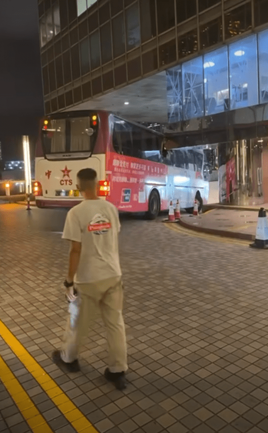 尖沙咀旅遊巴轉彎誤鏟酒店 撼凹金屬牆角幸無人傷。facebook「車cam L（香港群組）」