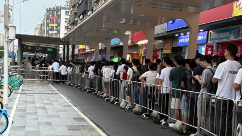 深圳地铁实施「逢包必检」，让进站市民大排长龙。微博@吴佩