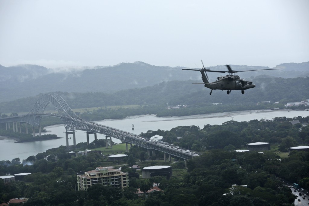 美軍黑鷹直升機飛越巴拿馬運河的資料照片。美聯社 美軍黑鷹直升機飛越巴拿馬運河的資料照片。美聯社