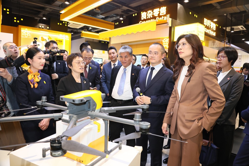 郑丽文访美团总部体验无人机送奶茶。 中新社