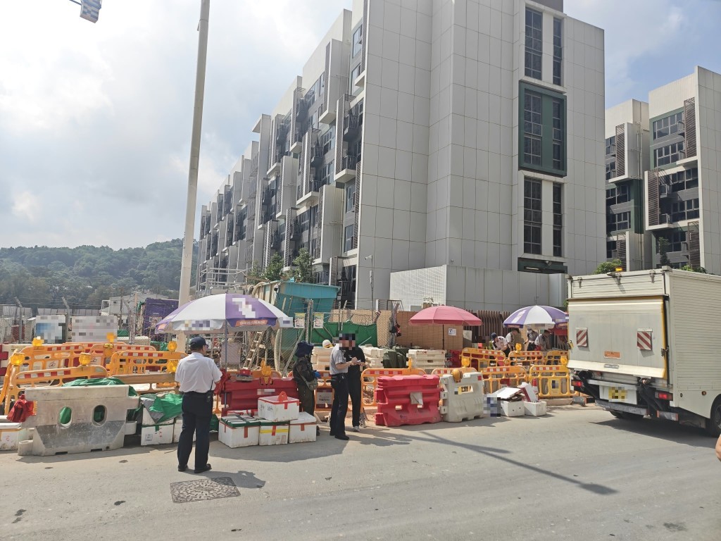 警方及食環署在古洞北鄉梓路打擊非法賣飯盒。 警方及食環署在古洞北鄉梓路打擊非法賣飯盒。