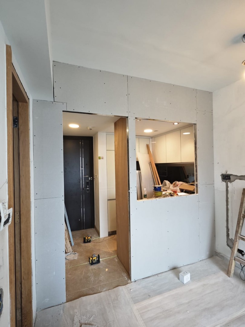 石膏板雖然可配合木板、隔音棉等輔助材料改善效能，但整體性能仍不及磚牆。