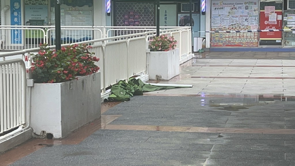 男子堕楼的平台位置未解封，损毁的帐篷放平台地上。