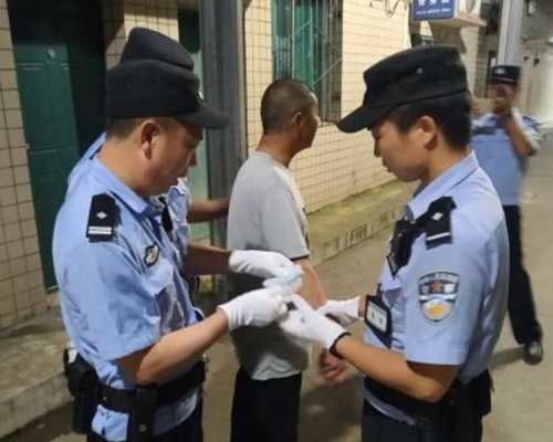 西昌一名男子日前在火车上故意裸露身体，对其他乘客造成不良影响。　网图