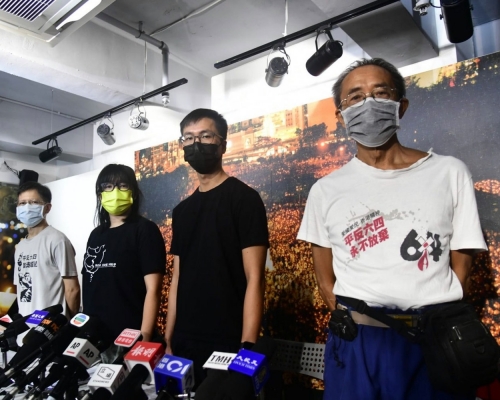 警方國安處證實今日拘捕3男1女涉違反國安法沒有提供資料，據知當中包括支聯會副主席鄒幸彤(左2)。資料圖片