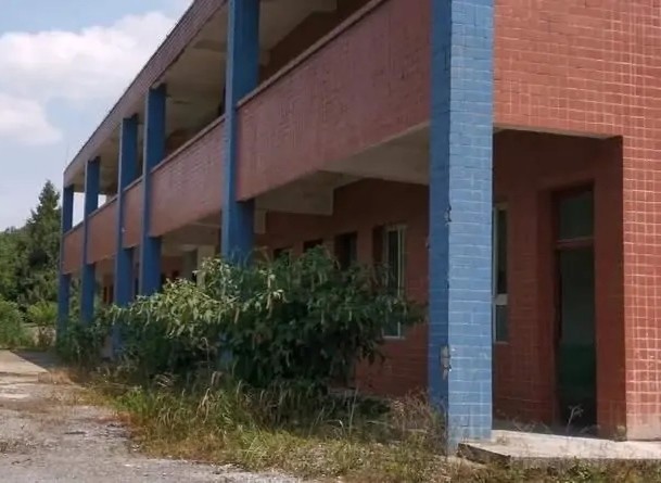 有內地網民指古天樂在貴州遵義市捐款興建的學校被荒廢。網上圖片