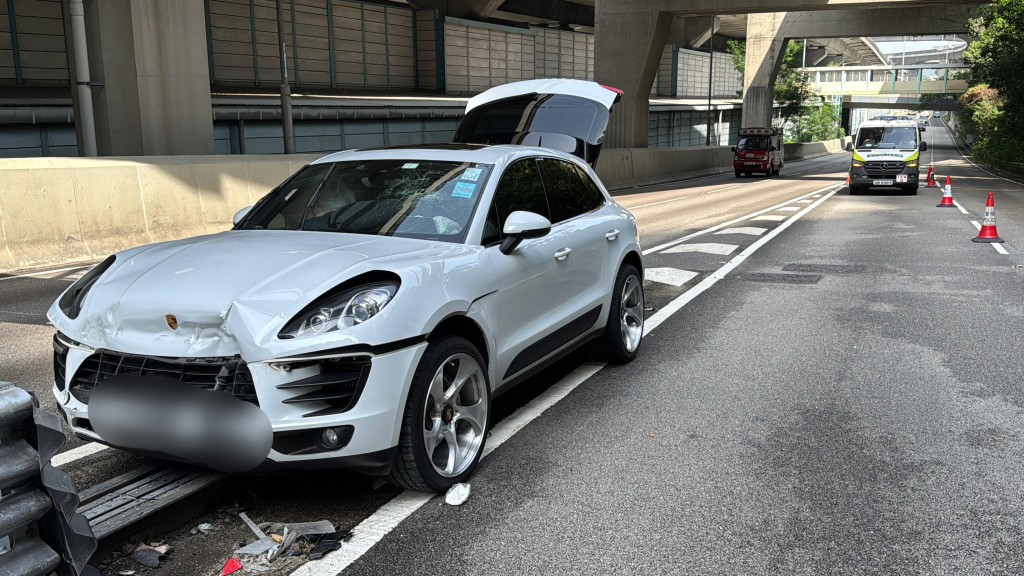 私家車自炒撞欄。
