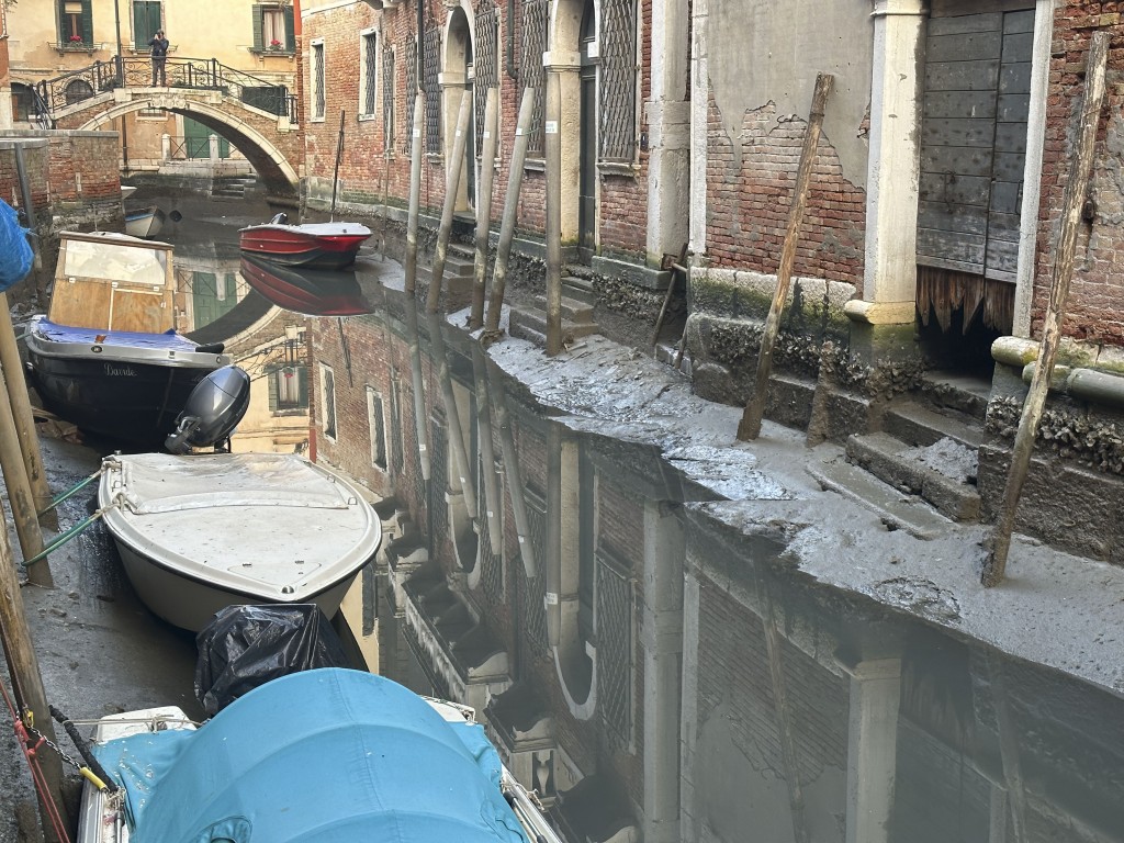 意大利大旱，水都威尼斯運河乾涸，貢多拉擱淺。AP