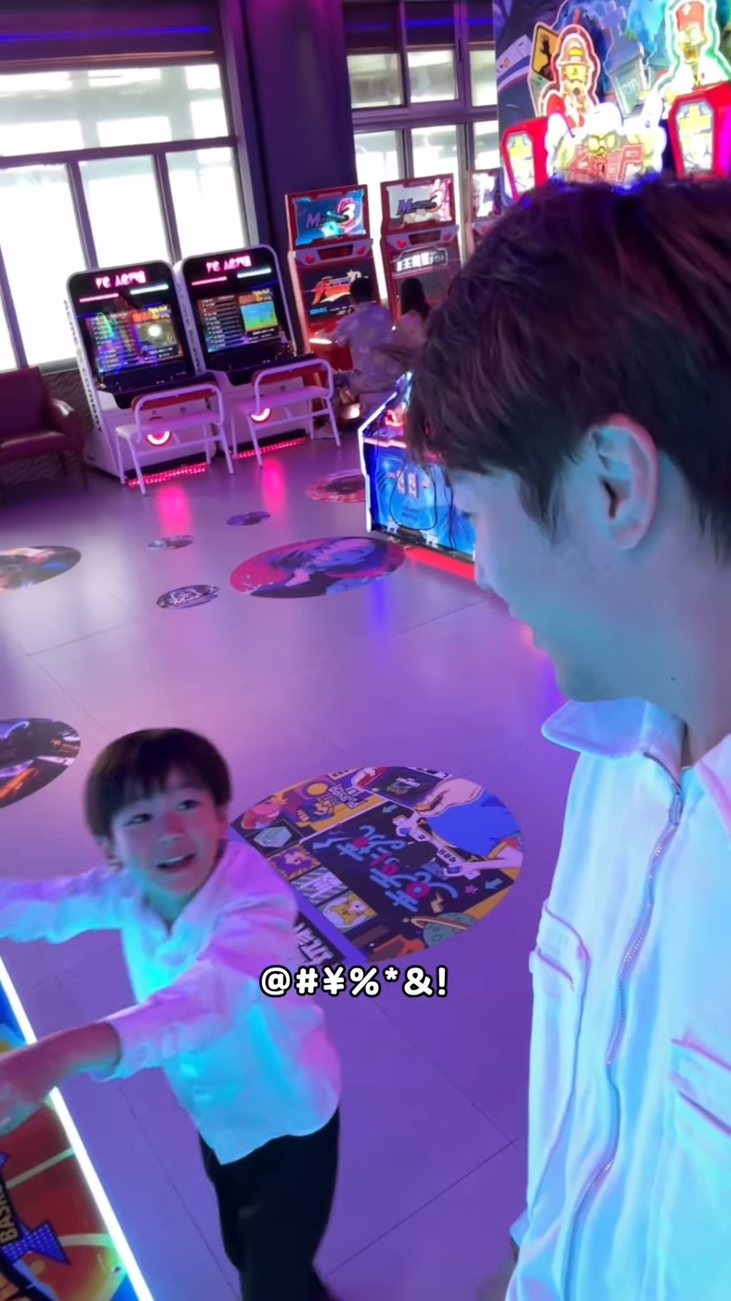 趙浚承極愛錫兒子。 趙浚承極愛錫兒子。