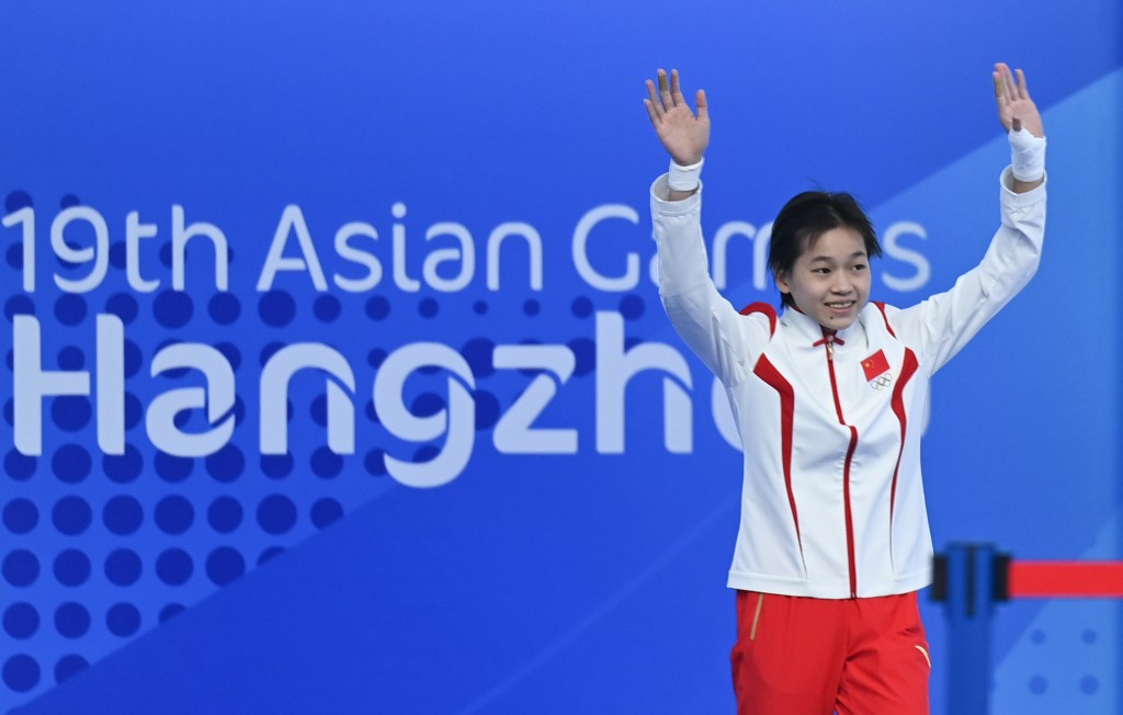 全红婵在杭州亚运女子10米跳水项目以438.20分获得冠军。 新华社