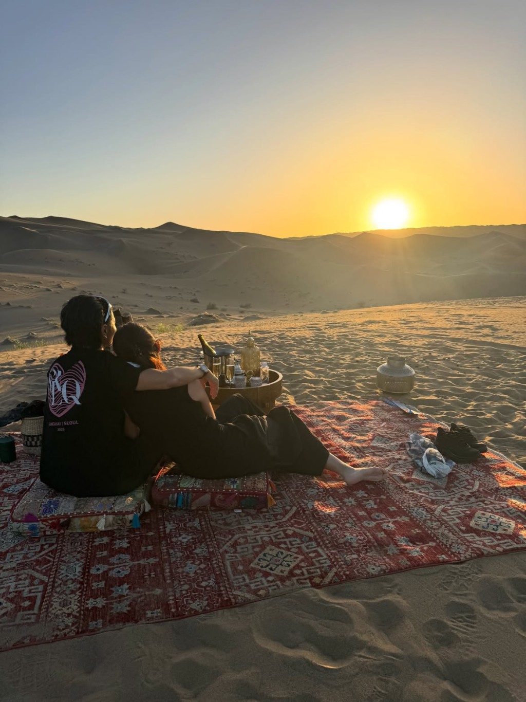張晉攬實蔡少芬睇夕陽。 張晉攬實蔡少芬睇夕陽。