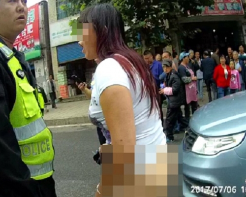 女司機聽到警員指會叫拖車將其座駕拖走後,情緒激動,在車內脫掉褲子,並下車撲向警員。