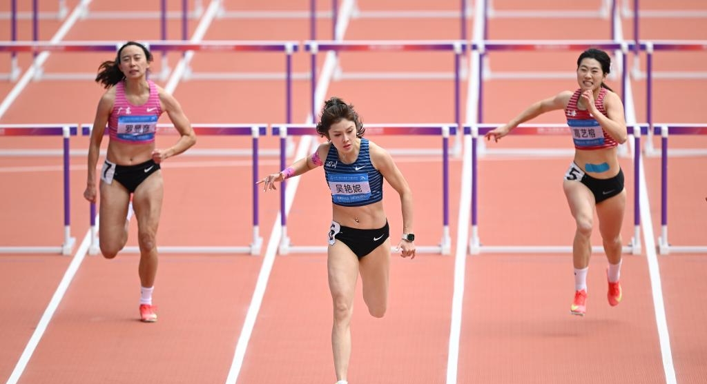 全運會賽場上的吳艷妮。 新華社