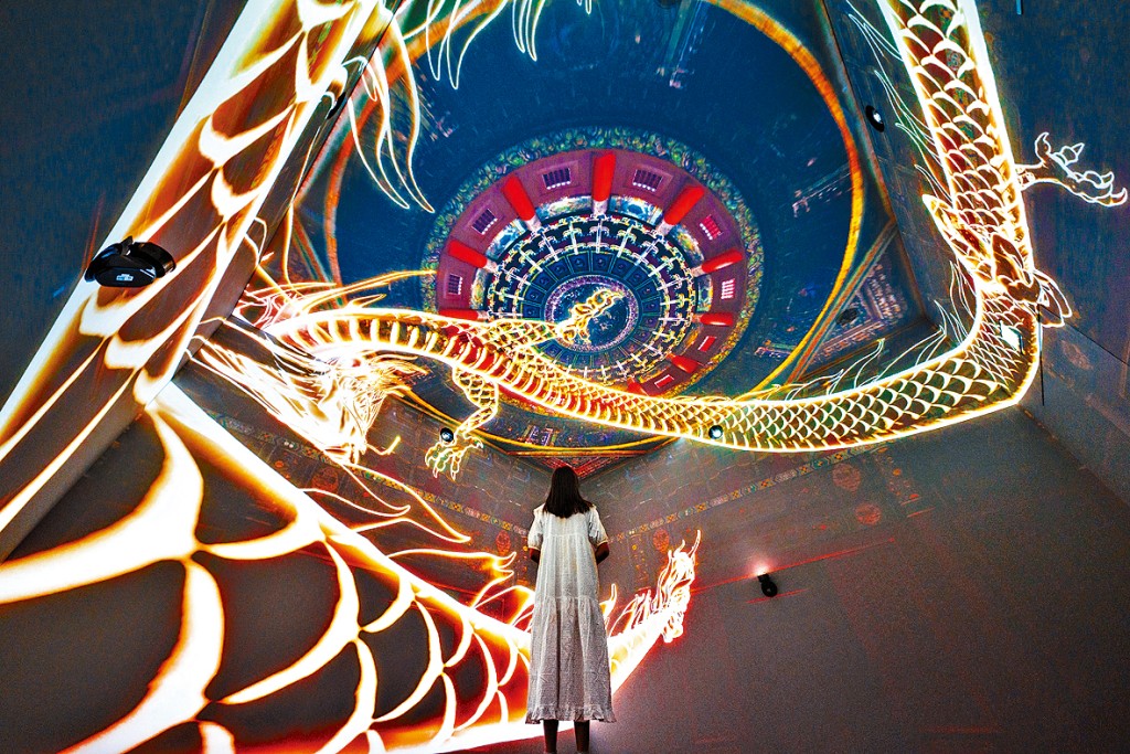 在展示空間中抬頭便可盡覽故宮藻井中的多彩世界。 在展示空間中抬頭便可盡覽故宮藻井中的多彩世界。