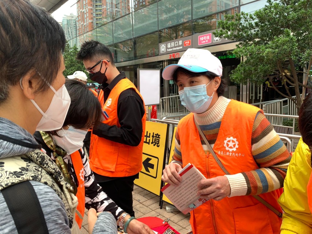 工联会在深圳设摊位，解答市民疑难。（常彧璠摄）