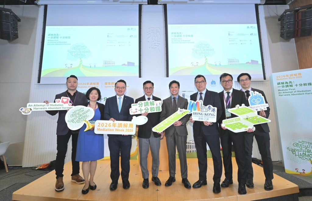 张国钧（左4）及民事法律专员戴思劲（右4）与研讨会讲者合照。政府新闻处