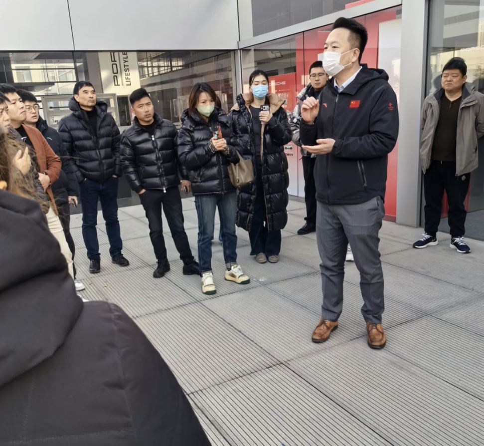 河南最大保时捷授权4S旗舰店郑州中原保时捷中心近日“跑路”。抖音@扶苏