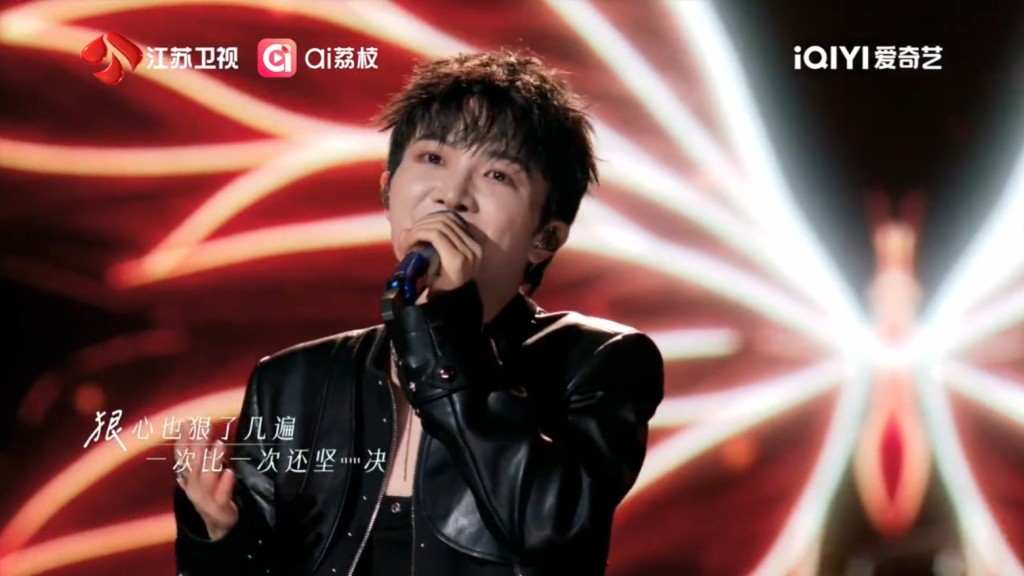 周深在舞台上深情獻唱,以其清澈空靈的獨特嗓音感動無數觀眾。 周深在舞台上深情獻唱,以其清澈空靈的獨特嗓音感動無數觀眾。