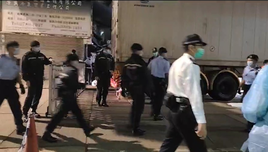 大批警員晚上到碧街和東安街拉起封鎖綫。陳凱欣FB截圖