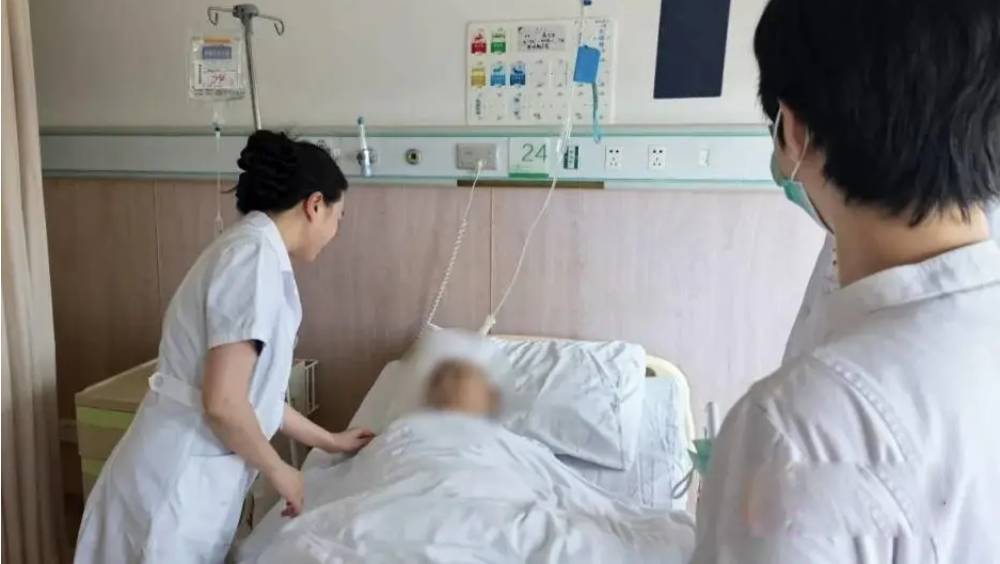 医院肾内科团队为张先生提供救治。扬子晚报 医院肾内科团队为张先生提供救治。扬子晚报