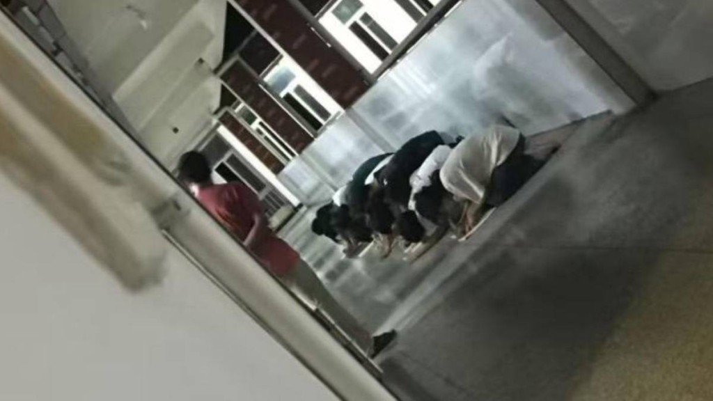 江西有中學生疑被罰跪地寫檢討書，引起廣泛討論。抖音