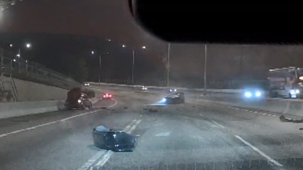 黑色私家車在空中翻滾三圈跌落路面,橫亙路中。網上片段截圖 黑色私家車在空中翻滾三圈跌落路面,橫亙路中。網上片段截圖