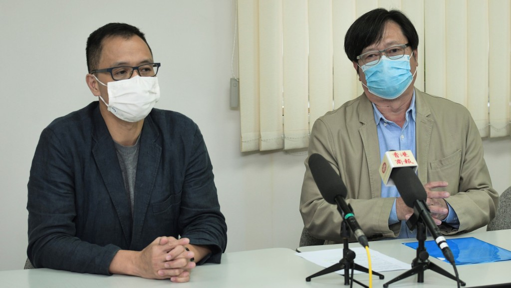 香港报业公会主席甘焕腾 （右）及香港报业公会新闻发言人卢永雄（左)。