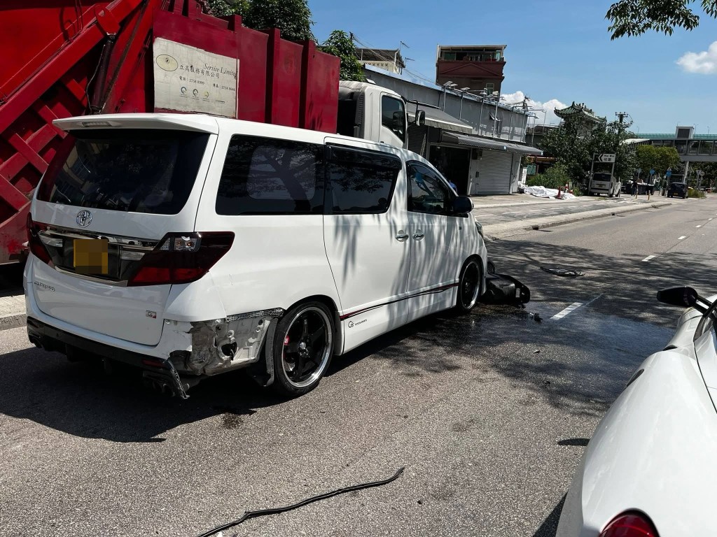 另一輛七人車亦損毀。fb小心駕駛(討論別人同駕駛態度)圖片
