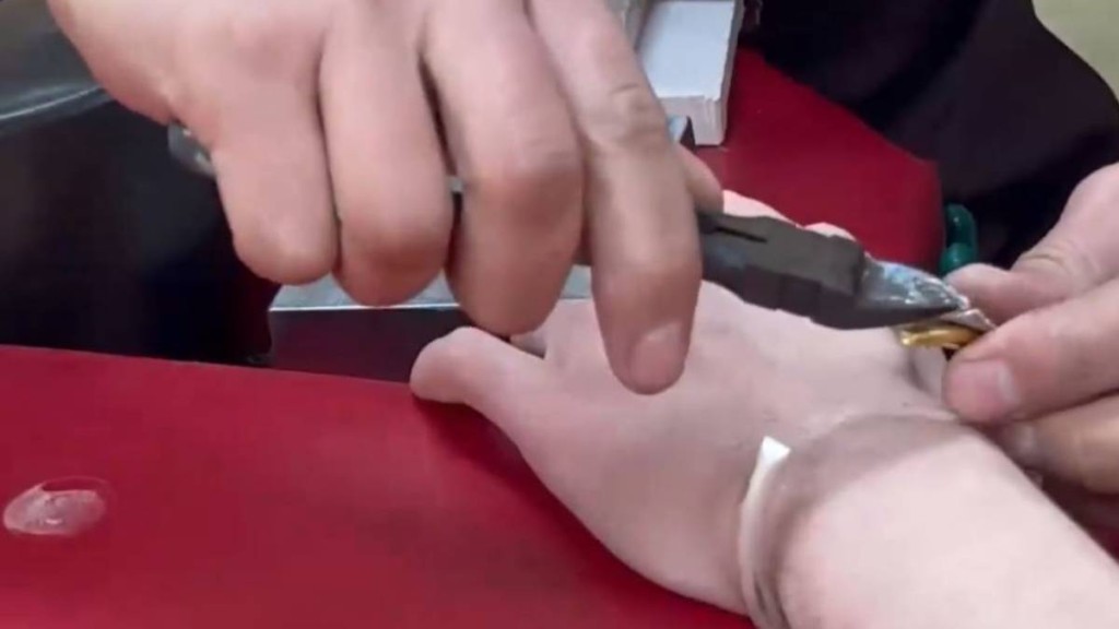 鄭州有失戀青年變賣前度信物，才發現銀鐲子藏有的黃金，較表面的純銀更多。大象新聞