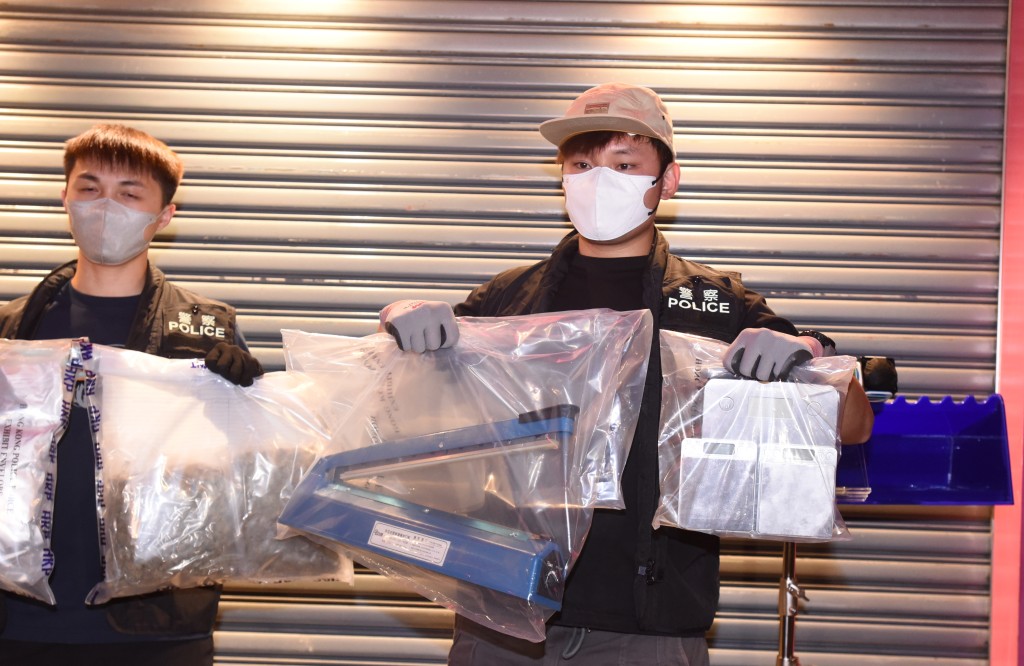 警務人員展示毒品包裝工具。 黃文威攝