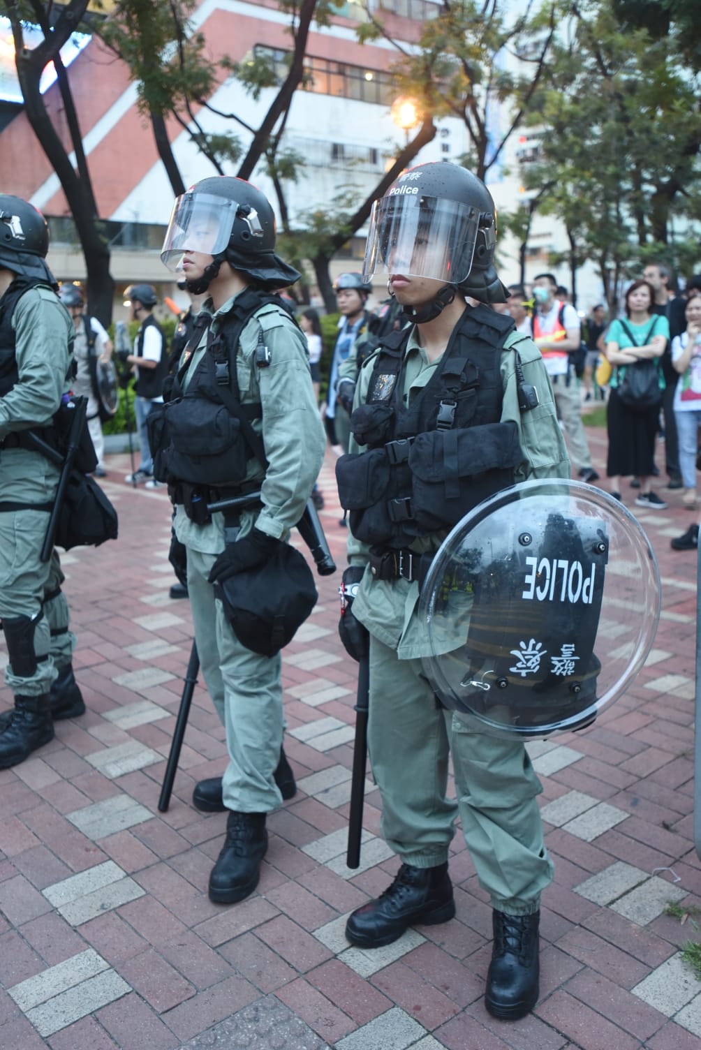 警員身穿特別保護衣。