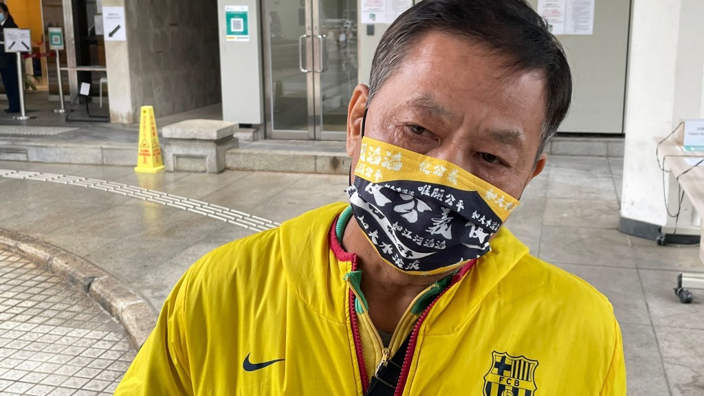 男子戴印聖經字句口罩被拒入庭。