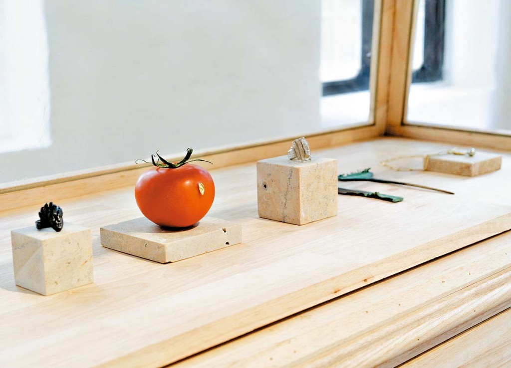 Joy BC精湛於將貴金屬與青銅融合，創作出珠寶與雕塑。