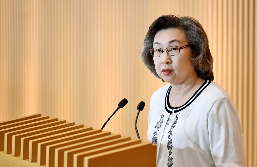 公務員事務局局長楊何蓓茵。