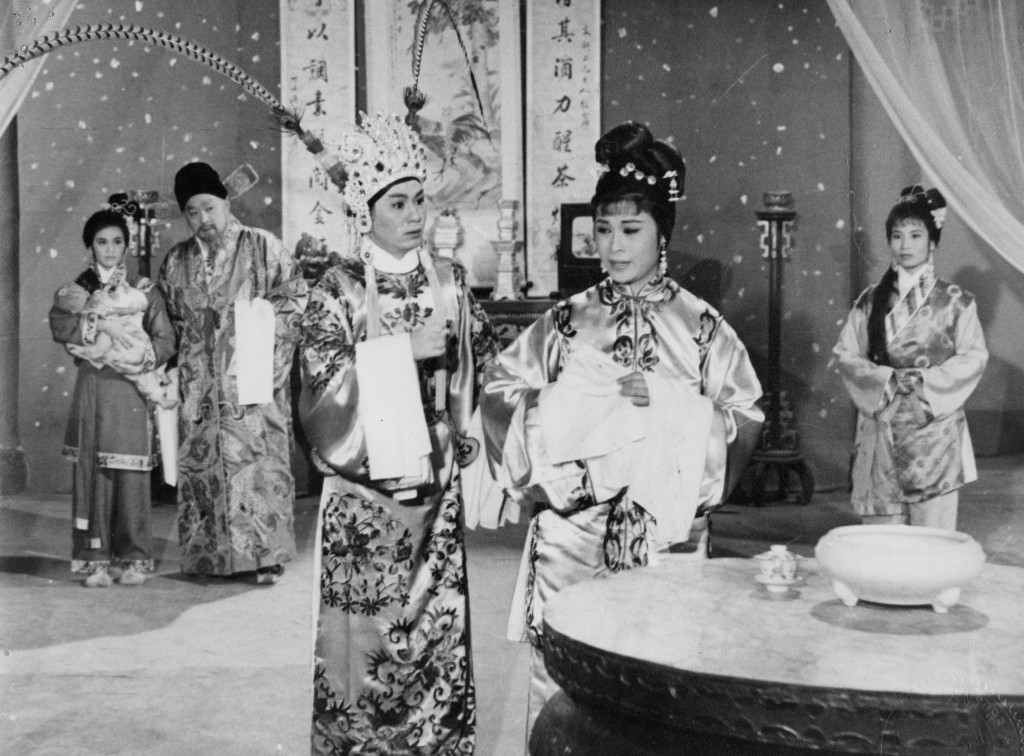 罗艳卿于50年代拍过多部粤语片，曾语红线女、马师曾、文觉非、新马师曾等合作。