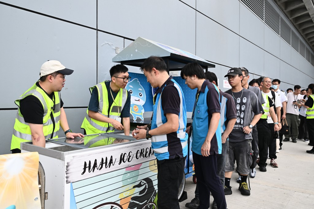 今天（8月13日）派發逾500杯雪糕予機場員工消暑。