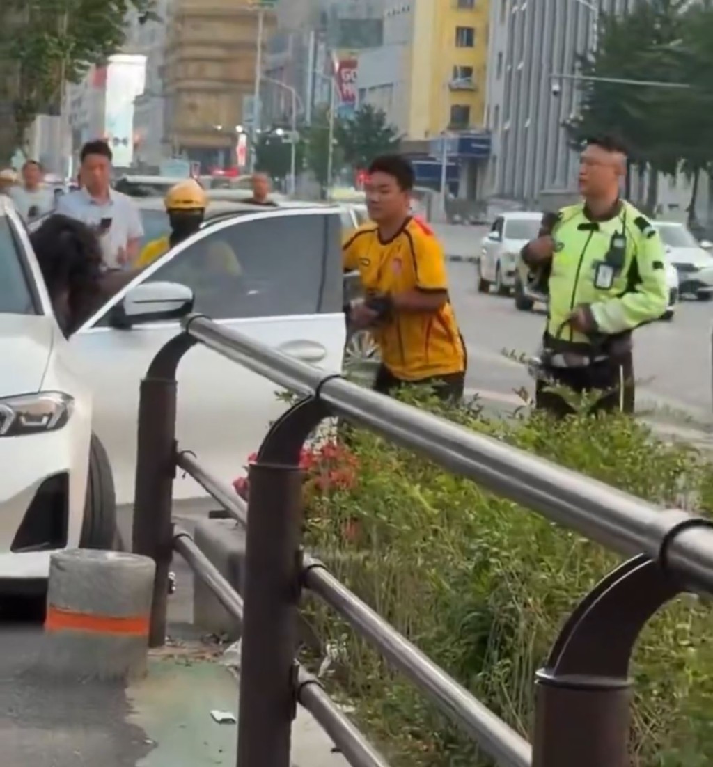 湖南開門殺女司機嘴硬拒認錯，外賣哥交警面前開車撞報復。X