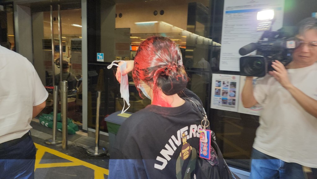 一名17歲少女在鳳德道111號鳳德商場內,突然遭人淋潑紅色油漆,當場全身多處染紅,眼部亦受影響感到不適。黎志偉攝 一名17歲少女在鳳德道111號鳳德商場內,突然遭人淋潑紅色油漆,當場全身多處染紅,眼部亦受影響感到不適。黎志偉攝