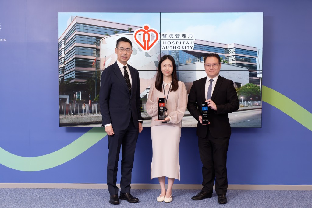 香港互聯網註冊管理有限公司行政總裁黄家偉工程師（左）祝賀醫院管理局繼去年獲「共建員工防火牆」計劃白金級別嘉許後，今年升級獲鑽石級別嘉許；資訊保安主管馬振宇（右）及資訊科技及醫療信息部經理李翠兒（中）分享寶貴經驗。